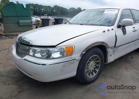 2001 Lincoln Town Car Signature from USA, damaged, VIN 1LNHM82W71Y612332